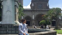 Liburan ke Filipina, Aprilia juga main ke katedral cantik ini. (manganang/Instagram)