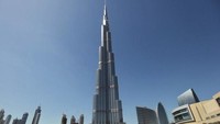 Gedung tertinggi di dunia, Burj Khalifa, menjadi latar sejumlah adegan Mission Impossible: Ghost Protocol, di mana Tom Cruise melakukan aksi ekstrem memanjat dan bergelantung di sana (AFP)
