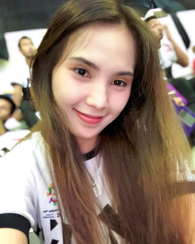 Tampil dengan makeup natural flawless, Wewey pun tampak memesona. Foto: Instagram