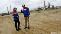Nicke saat berbincang dengan Menteri ESDM Ignasius Jonan di site development proyek Refinery Development Master Project (RDMP) Refinery Unit V Balikpapan, Kalimantan Timur. Agung Pambudhy/detikcom.