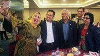 Sejumlah anggota dewan yang mendapatkan penghargaan berfoto bersama.