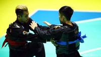 Dalam partai perebutan medali emas nomor Tarung Putra Kelas C (55-60Kg) di Padepokan Pencak Silat, TMII, Jakarta, Rabu (29/8/2018) sore WIB, Hanifan Yudani Kusumah menang 3-2 atas pesilat Vietnam Thai Linh.