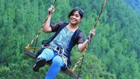 Terlepas dari kedekatan dengan Jojo, Jorji diketahui gemar jalan-jalan di sela kesibukannya. Ini fotonya saat liburan ke salah satu tempat rekreasi di Bandung (greegoriaa/Instagram)