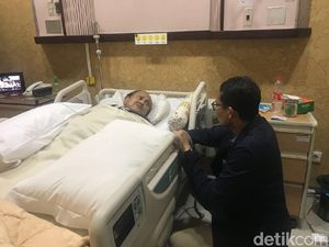 Sandiaga Jenguk BJ Habibie di RSPAD Gatot Subroto