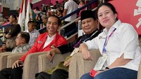 Jokowi dan Prabowo juga terlihat duduk bersebelahan. Terlihat Menko PMK Puan Maharani ikut berfoto bersama kedua bakal capres itu. (Foto: Screenshot Vidio.com)