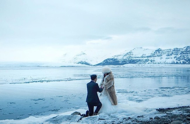 Dalam sebuah wawancara ia mengaku bisa terbang dua hingga tiga minggu sekali. Salah satu destinasi favorit Willabelle Ong adalah Islandia. Apalagi beberapa waktu lalu ia dilamar di sana berlatar belakang laguna glasial yang indah. Foto: Instagram @willamazing