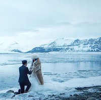 Dalam sebuah wawancara ia mengaku bisa terbang dua hingga tiga minggu sekali. Salah satu destinasi favorit Willabelle Ong adalah Islandia. Apalagi beberapa waktu lalu ia dilamar di sana berlatar belakang laguna glasial yang indah. Foto: Instagram @willamazing