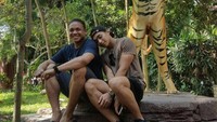 Aprilia juga tampil bersama kakaknya, Amasya Manganang. Bersaing saat di lapangan, Manganang sister ini tampak akur liburan di Taman Safari Bali. (manganang/Instagram)