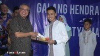 Sering ikut dalam kejuaraan dunia, Galang tetap ingat dengan kampung halamannya di Jogja. Ia sering mengadakan acara syukuran di rumahnya, lengkap dengan nasi tumpeng dan lauk komplet. Foto: Instagram @galanghendra55real