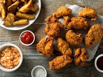 Contek Yuk! 5 Tips Bikin Ayam Goreng Crispy dan Wangi ala Chef Yongki