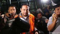 Panitera pengganti PN Medan, Helpandi menuju mobil tahanan KPK, Rabu (29/8/2018).