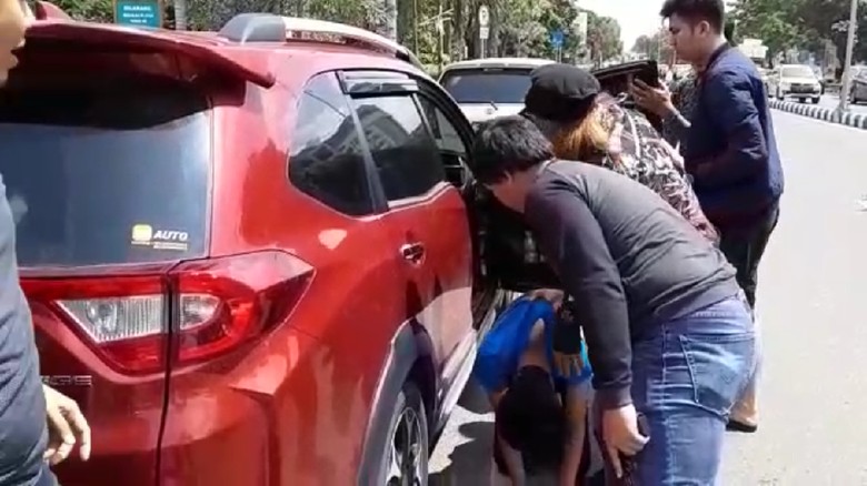 Pembobol Kartu Kredit Miliaran Rupiah Ditangkap di Tempat Karaoke Pembobol Kartu Kredit Miliaran Rupiah Ditangkap di Tempat Karaoke