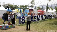 Bentuk yang lucu dan menggemaskan menjadi salah satu daya tarik Atung Bhinbin dan Kaka yang membuat masyarakat ingin berfoto bersama kedua maskot Asian Games 2018 itu.