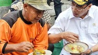 Berbaur dengan masyarakat, Budi Karya tak sungkan makan lesehan dengan tangannya. Sambil makan, ia asyik berbincang. Foto: Instagram @budikaryas