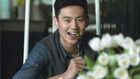 Makan anggur sambil ngeteh aja gayanya manis banget. Pasti langsung fokus pada senyum manisnya yang menawan, ya?