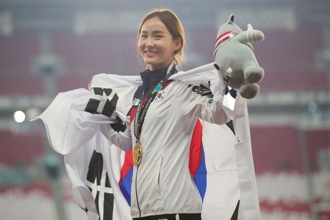 Sosok Jung Hyelim langsung menarik perhatian setelah fotonya diunggah ke akun Instagram resmi Asian Games 2018. Foto tersebut dibanjiri komentar netizen yang mengagumi kecantikan pelari asal Busan, Korea Selatan itu. Foto: Getty Images