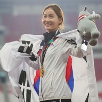 Sosok Jung Hyelim langsung menarik perhatian setelah fotonya diunggah ke akun Instagram resmi Asian Games 2018. Foto tersebut dibanjiri komentar netizen yang mengagumi kecantikan pelari asal Busan, Korea Selatan itu. Foto: Getty Images