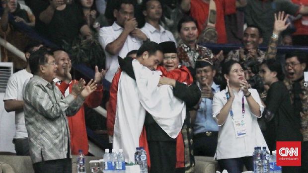 Rangkulan hangat Hanifan Yudani, Jokowi, dan Prabowo usai pesilat asal Bandung itu meraih emas di Asian Games 2018. (