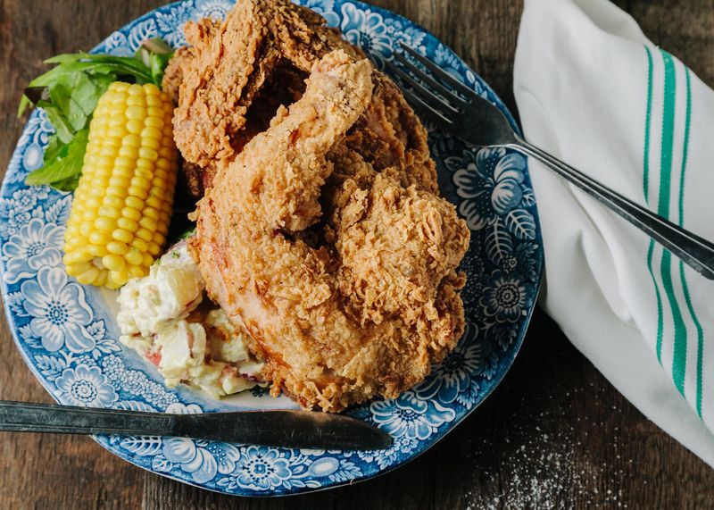 Ayam Goreng Khas Amerika yang Populer Delicious homemade crispy fried chicken with taters and coleslaw.