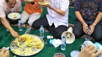 Budi Karya Sumadi mulai menduduki kursi Menhub sejak Juli 2016 menggantikan posisi Ignasius Jonan. Pria ini dikenal sebagai sosok ramah bertangan dingin. Ini momen ketika Budi Karya menikmati nasi kebuli ramai-ramai. Foto: Instagram @budikaryas