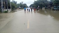 Sebagian ruas jalan raya yang menghubungkan kota-kota besar seperti Yangon, Mandalay dan ibu kota Naypyitaw terblokir akibat banjir ini. Foto: Facebook/KO LWIN (SWAR)/via REUTERS