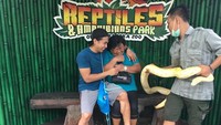 Aprilia rupanya cukup usil. Saat liburan ke Kebun Binatang Gembira Loka di Yogyakarta, Aprilia menjahili sang ibunda untuk memegang ular. (manganang/Instagram)