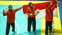 Yuristya Pramudita, Gina Tri Lestari, dan Lutfi Nurhasanah meraih medali emas setelah mengumpulkan nilai 466.