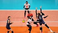Momen saat tim voli putri Indonesia berhadapan dengan Korea.