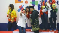 Puan Maharani ikut selfie bersama Prabowo dan atlet.