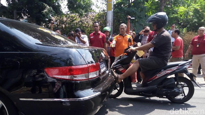 Sebelum Tewas Ditabrak, Pemotor Tendang Mobil Iwan Adranacus 2 Kali