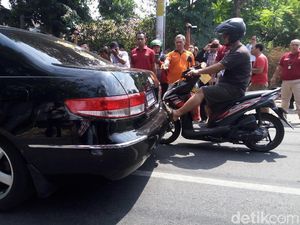 Sebelum Tewas Ditabrak, Pemotor Tendang Mobil Iwan Adranacus 2 Kali