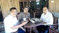 Pagi ini, sebelum seminar tentang kereta api, Saya mengudap di kopi klotok Kaliurang. Wah kopinya mantap sekali, tulis Budi Karya. Foto: Instagram @budikaryas