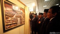 Ketua DPR Bambang Soesatyo tampak melihat-lihat pameran.