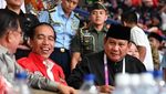 Potret Jokowi-Prabowo Mesra Sejak di Parkiran Hingga Berpelukan