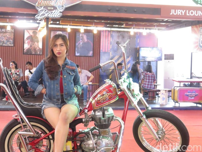 Gadis Cantik dan Motor Modifikasi