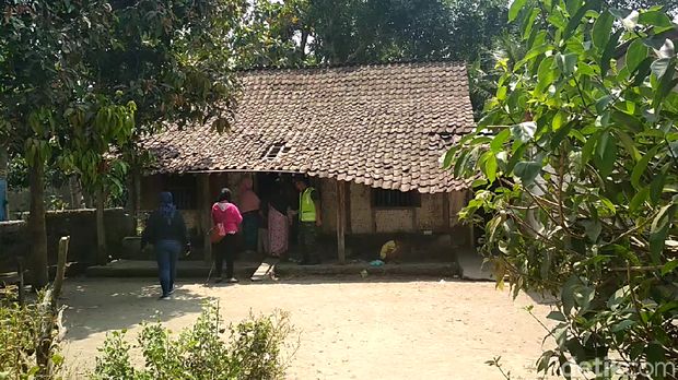 Tinggal di Rumah Nyaris Ambruk, Ini Potret Keluarga Rahmad di Blitar
