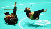 Ayu dan Ni Made tampil memukau dalam pertandingan pencak silat artistik nomor ganda putri.