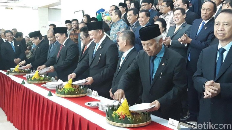 Bamsoet hingga Fadli Zon Potong Tumpeng di HUT Ke-73 DPR Bamsoet hingga Fadli Zon Potong Tumpeng di HUT Ke-73 DPR