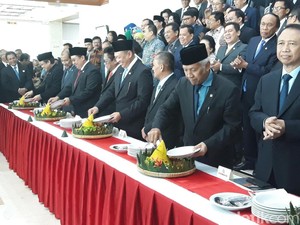 Bamsoet hingga Fadli Zon Potong Tumpeng di HUT Ke-73 DPR