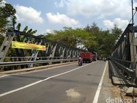 Jembatan Munjungan di Trenggalek yang akan ditutup sementara nanti siang. (Foto: Adhar Muttaqin)