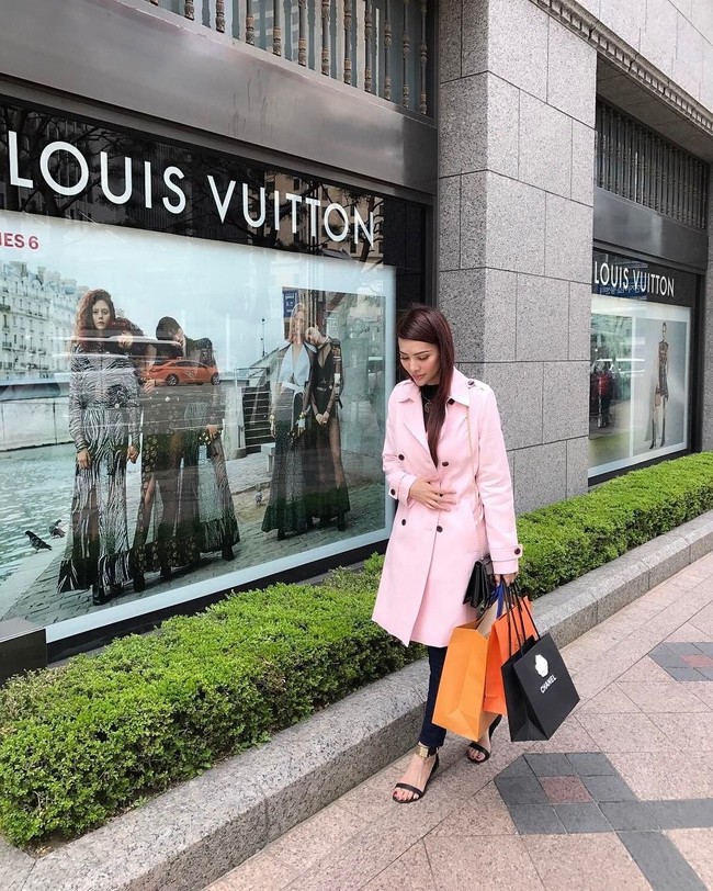 Ia pun kerap mengunggah berbagai potret gaya hidup mewah. Menikmati makanan mewah, bepergian, hingga mengenakan merek-merek high-end. Foto: Instagram