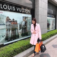 Ia pun kerap mengunggah berbagai potret gaya hidup mewah. Menikmati makanan mewah, bepergian, hingga mengenakan merek-merek high-end. Foto: Instagram