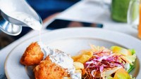 Kalau bosan dengan saus BBQ, chicken cordon bleu juga cocok dibaluri dengan saus mushroom kental, dan salad sayur segar seperti menu makan siang @ericsuyoto. Foto: Instagram