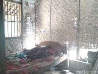 Tinggal di Rumah Nyaris Ambruk, Ini Potret Keluarga Rahmad di Blitar