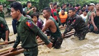 Tentara Myanmar dikerahkan untuk membantu proses evakuasi warga. Rakit dari bambu dan kayak digunakan dalam proses evakuasi warga. Anak-anak dan warga lanjut usia menjadi prioritas dalam evakuasi. Foto: REUTERS/Stringer
