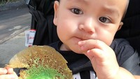 Ini ekspresi Arif saat menikmati kue ape di Bandung. Arif doyan nggak nih? Foto: Instagram arifjiwaasyraf