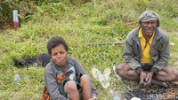 Kebiasaan membawa senjata itu berdasar cerita beredar, yakni pada awal-awal misionaris ada di Pegaf tidak diterima keberadaannya lalu dibunuh. Lalu mereka dikutuk dan diharuskan membawa parang tiap keluar rumah (Masaul/detikTravel)