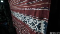 Mas kawin bagi Suku Arfak pun nggak main-main, seperti senjata api dari masa perang Belanda dan Jepang. Uang ratusan juta sampai setengah miliar rupiah dibelanjakan kain berpuluh-puluh lembar, manik-manik, babi, hingga smartphone terbaru (Masaul/detikTravel)