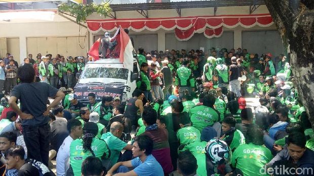 Driver Go-Jek Makassar Demo Kebijakan Poin hingga Suspend Massal