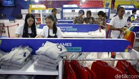Namun, meskipun seringkali ludes, store merchandise Asian Games 2018 menjual berbagai macam barang lainnya yang tak kalah menarik seperti, kaos, bantal dan aksesoris tentang Asian Games 2018.